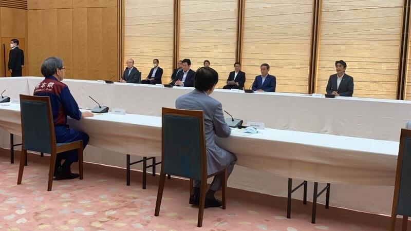 安倍内閣総理大臣の発言を聞く黒岩委員長（神奈川県知事：右）と蒲島熊本県知事（左）
